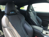 【助手席シート】運転席シート同様長時間乗車・スポーツドライビングでも疲れにくい形状にセッティングされたシートを装備しております。