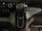 CVT車のセレクトレバーです。低速から高速まで、変速ショックのないスムーズな走りを実現するとともに、エンジン効率のよい領域を維持することで燃費にも貢献します。