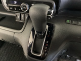 CVT車のセレクトレバーです。低速から高速まで、変速ショックのないスムーズな走りを実現するとともに、エンジン効率のよい領域を維持することで燃費にも貢献します。