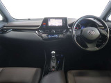 洗練されたデザインのインパネが、車内空間に上質な印象を演出。操作系がすっきりとまとめられ、運転中も視線移動が少なく快適です。