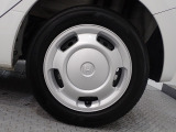 ホイールは車のデザインにマッチした専用タイプです。