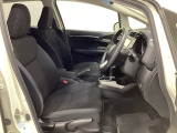 広い足元にゆったり座れるシートには肘掛けも装備しており長距離の運転でも疲れにくくなってます。女性でも運転がしやすいように、シートの高さ調整機能(シートリフター)がついています。