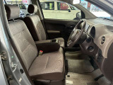 運転席の画像です。足元やシートまわりに余裕があり、リラックスした姿勢で運転が可能です。視界も良好で操作系へのアクセスもしやすく、快適で安心感のあるドライブをサポートします。