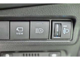オートマチックハイビームとは、先行車や対向車のライトを認識し、ハイビームとロービームを自動で切り替える機能です。夜道の視界を確保します。詳細は販売店スタッフまでおたずねください。
