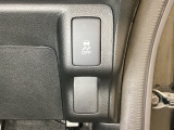 VSA装備車です。VSAはドライバーの操作と車の動きを見守っています。もし車の挙動が乱れたとき、4輪別々にブレーキをかけたり、エンジンパワーをしぼることによって車を安定させます。