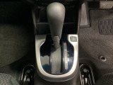 CVT車のセレクトレバーです。低速から高速まで、変速ショックのないスムーズな走りを実現するとともに、エンジン効率のよい領域を維持することで燃費にも貢献します。