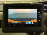 ギヤをR(バック)に入れるとナビの画面に後ろの映像が映るリアカメラ付です。後退時、コンディションが悪い視界でもカラーバックモニターがドライバーをサポートします。