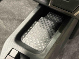スマートフォンなどがスッキリ置けるセンターコンソールトレイです