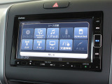 純正メモリーナビ(VXM-24VFi)を装着しております。AM、FM、CD、DVD再生、Bluetooth、音楽録音再生、フルセグTVがご使用いただけます。初めて訪れた場所でも安心ですね!