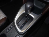 シフトパターンです。電気式のパーキングブレーキを採用してます。また車種・グレードによっては走行モードも変える事も!
