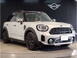 MINIのフロントグリルのデザインはイギリスで生まれた当初から、シルバーのサイドバーが折り重なった伝統的なデザインで御座います。その伝統はBMWのお車になってからでも少しずつ形を変えて守られております