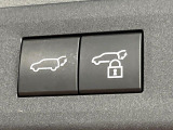 【ハンズフリーパワーバックドア】リアバンパー下部に足先を出し入れするだけでバックドアが自動で開閉♪両手が荷物でふさがっている時でもラクラク開閉操作が行えます!