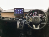 車内は光触媒抗菌消臭施工済です。スタイリッシュなデザインでスポーティなインパネ周りを演出します。グローブボックスやカップホルダーのほかにトレーなどたくさんの収納スペースが付いています。