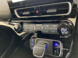 オートエアコンは温度を設定するだけで、自動で風量などを設定してくれます。運転しながら操作も必要ないので、安全性も向上します。