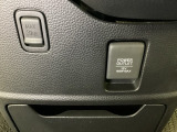 アクセサリーソケットはUSBのアダプターなどをつければ、スマホの充電にも使えます。周辺には物が置けるボックスがついています。
