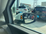 サイドアシスト装備車 ミラー内のLEDにより死角による事故を軽減いたします。