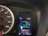 視認性に優れたメーターを採用しており、走行中でも車速や情報が分かりやすく表示されます。運転時の視線移動をむりのない範囲に抑え、快適で安心感のあるドライブをサポートします。