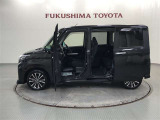 【まるごとクリーニング】シートを取り外し、車内を徹底洗浄。隅々まで丁寧に仕上げています。
