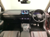 車内は光触媒抗菌消臭施工済です。スタイリッシュなデザインでスポーティなインパネ周りを演出します。グローブボックスやカップホルダーのほかにトレーなどたくさんの収納スペースが付いています。