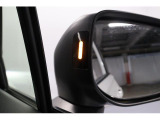 左右の後方から車やオートバイが近づくとミラーの内側が光りドライバーに注意喚起をしてくれます。