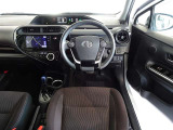 革巻きステアリングで快適な操作性の運転席です。