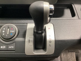 CVT車のセレクトレバーです。低速から高速まで、変速ショックのないスムーズな走りを実現するとともに、エンジン効率のよい領域を維持することで燃費にも貢献します。