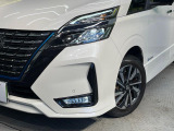 【LEDヘッドライト】悪天候や夜間走行時も良好な視界を確保し安心して運転できる高輝度LEDヘッドライトを装備!点灯速度が早く、消費電力も抑えられています。