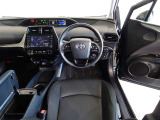 革巻き(合皮製)ステアリングで快適な操作性の運転席です。