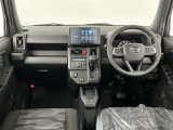 【インパネ】運転のしやすさを最優先に設計された見晴らしの良いフロントビュー。車両間隔が掴みやすく狭い道でも安心♪「安全」と「品質」を最優先に、安心してお乗りいただけるクルマを提供いたします。