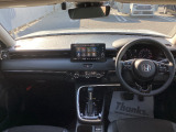 運転時の視界周辺の見やすい位置に、メーターやディスプレーオーディオをレイアウト。スイッチ類は着座姿勢を崩さず手が届く位置に配置され、視線や動作の流れを断ち切らない、ストレスフリーな運転動作が可能です。