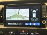 リバースギアに入れるだけで後方の表示へ切り替わります。夜間や雨の日の駐車も楽になりますよ。