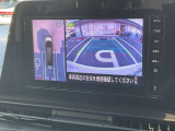 まるで真上から見ているような、視認性の良いアラウンドビューモニターです。駐車が苦手な方でもこれでらくらく駐車できますよ。