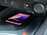 フロントセンタートレイにはワイヤレスの充電器を備えています。