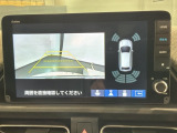 リバースギアに入れるだけで後方の表示へ切り替わります。夜間や雨の日の駐車も楽になりますよ。