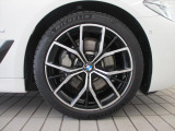 BMWのほぼすべてのモデルに『ランフラット・タイヤ』を標準装備しています。もしもパンクした場合でも、そのまま時速80kmまでで航続距離80km走行可能です。立ち往生する事無く、事故も未然に防ぎます。
