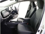シックな色使いの運転席周りですね。すっきりとしたデザインで上品な色使いです。居心地の良い運転席長く座ってられるリラックスできるデザインがいいですね。