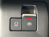 【電動パーキング(EPB)】の採用。 ボタンひとつの操作で十分な制動力を確保。またアクセルを踏むことで、パーキングブレーキを自動解除できて非常に便利です。