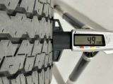 夏タイヤの残り溝は4.9mmです。スリップラインからは3.4mmとなっております。
