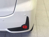 コーナーセンサーを車の前後に装備。障害物との距離に応じて、警告音を変えてお知らせしてくれます。