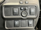 安全装備に関するボタンは運転席周りにまとめて設置されています