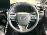 インテリアに合わせたデザインのステアリングは、運転される方のことも考え、運転しやすい形状、大きさです。是非一度、実際に触ってお確かめください。