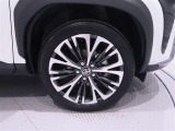 純正アルミホイールを装備しております、タイヤサイズは215/50R18です。