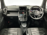 【インパネ】運転のしやすさを最優先に設計された見晴らしの良いフロントビュー。車両間隔が掴みやすく狭い道でも安心♪「安全」と「品質」を最優先に、安心してお乗りいただけるクルマを提供いたします。