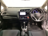 車内は光触媒抗菌消臭施工済です。インパネ周りはスタイリッシュなデザインです。グローブボックスやカップホルダーのほかにトレーなどたくさんの収納スペースが付いています。