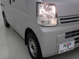 明るいライトが夜道を明るく照らしてくれます。 運転する上で、道路状況をいかに早く認識できるか重要なポイントです。 白色光が暗い道も明るく照らしてくれますよ。