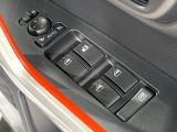 【電動格納ミラー】サイドミラーは電動格納式となっており、狭い駐車場でもキズがつくリスクを抑えられます。