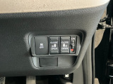 【リア両側パワースライドドア】リモコンなどで自動開閉。Hondaスマートキーを携帯していれば、軽い力で解錠とドアオープンが行えます。半ドア状態まで閉めると、自動的に全閉する機能付き。