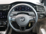 Volkswagen全車共通の上質な本革を使用した手触りのしっとりとしたステアリングです。唯一素肌が触れるハンドルは上位モデルと同じ握り心地になっております。