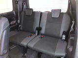 3列目シートは跳ね上げ式で折りたたみ可能です。キャンプ用品など大きな荷物もばっちり収納可能です!