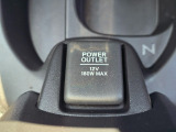 電源ソケットを備え、快適な車内環境をサポートします。